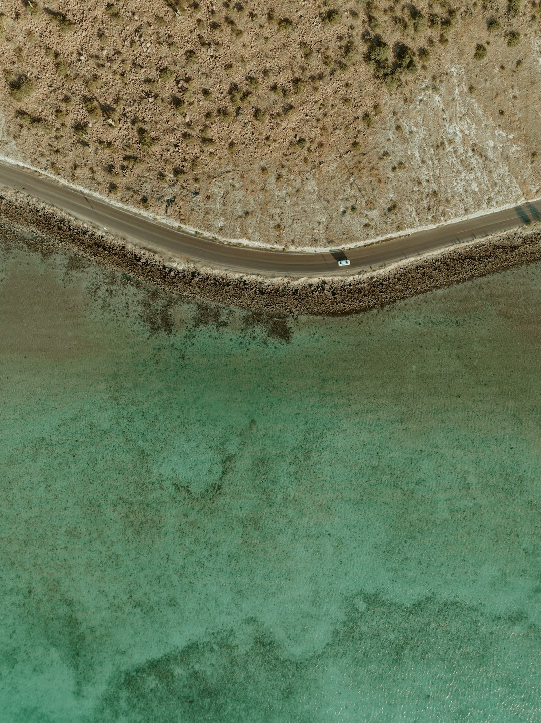 a-road-with-a-curved-curved-road-t-mql0g-aso