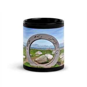 black glossy mug l’oculus, fenêtre sur l’infini