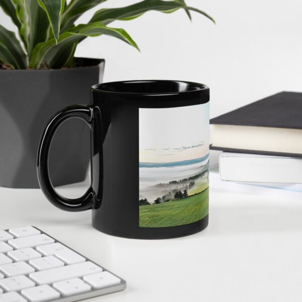 black glossy mug bigose au pays des brumes