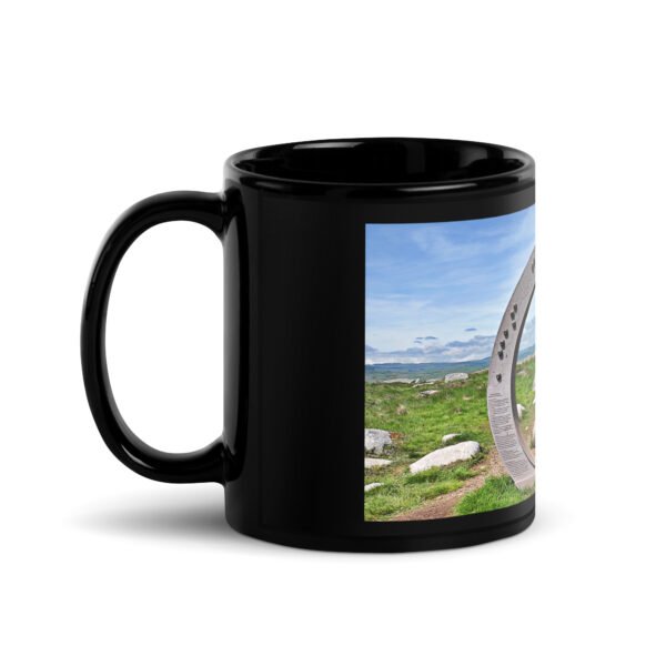 black glossy mug l’oculus, fenêtre sur l’infini