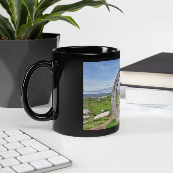 black glossy mug l’oculus, fenêtre sur l’infini
