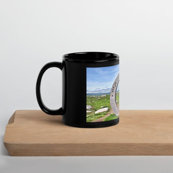 black glossy mug l’oculus, fenêtre sur l’infini