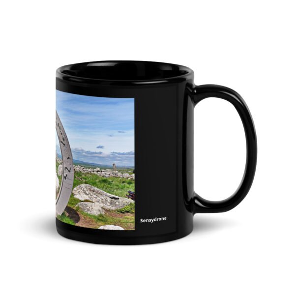 black glossy mug l’oculus, fenêtre sur l’infini