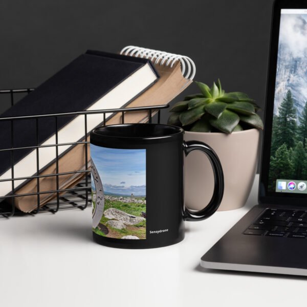 black glossy mug l’oculus, fenêtre sur l’infini