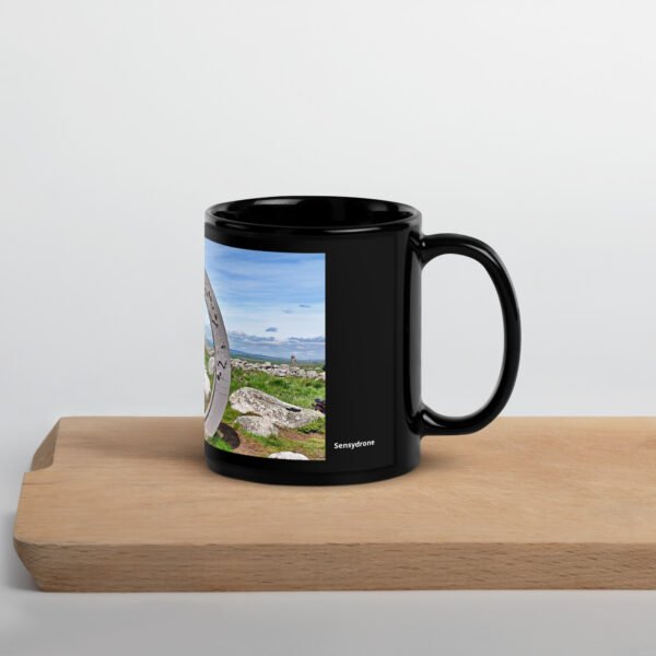 black glossy mug l’oculus, fenêtre sur l’infini