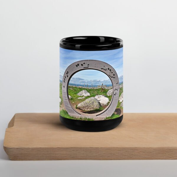 black glossy mug l’oculus, fenêtre sur l’infini