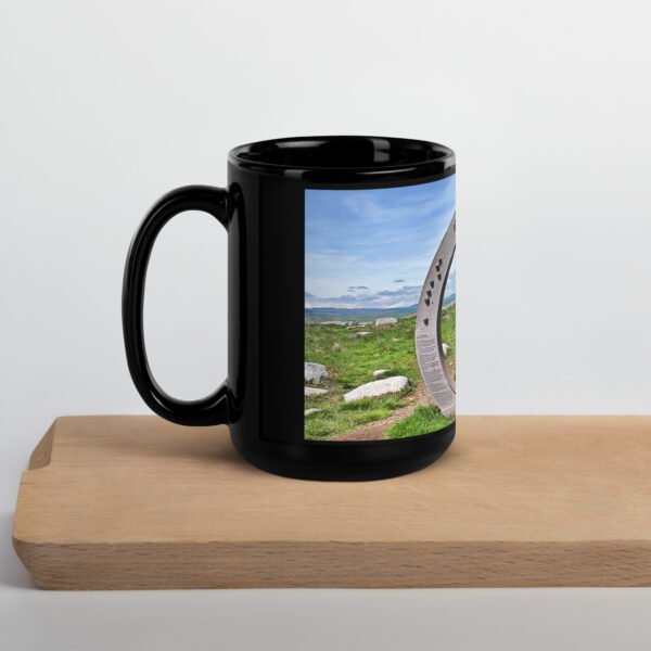 black glossy mug l’oculus, fenêtre sur l’infini