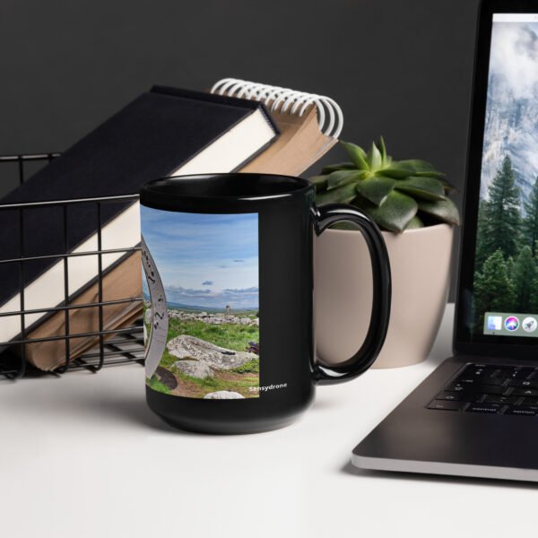 black glossy mug l’oculus, fenêtre sur l’infini