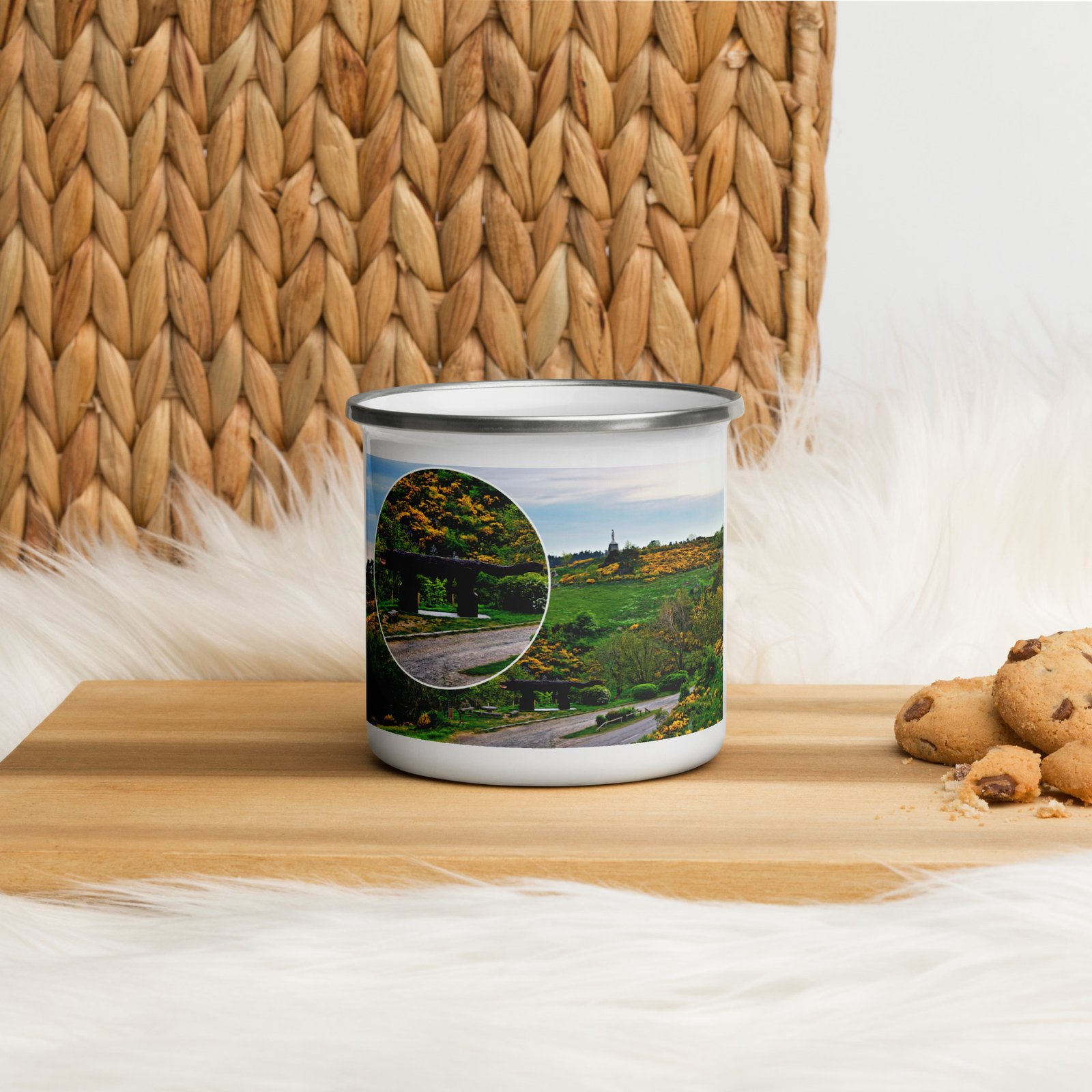 mug émaillé le loup de saugues, gardien du chemin. mug émaillé le loup de saugues, gardien du chemin.