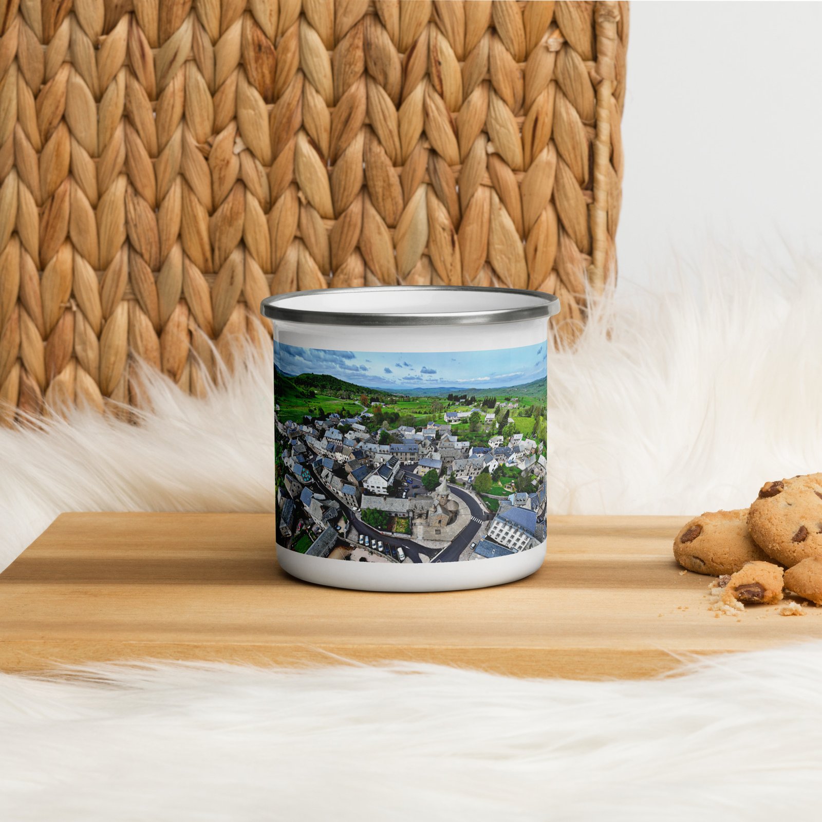 mug émaillé nasbinals et son glise romane. mug émaillé nasbinals et son glise romane.