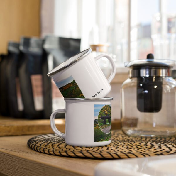 mug émaillé le loup de saugues, gardien du chemin.