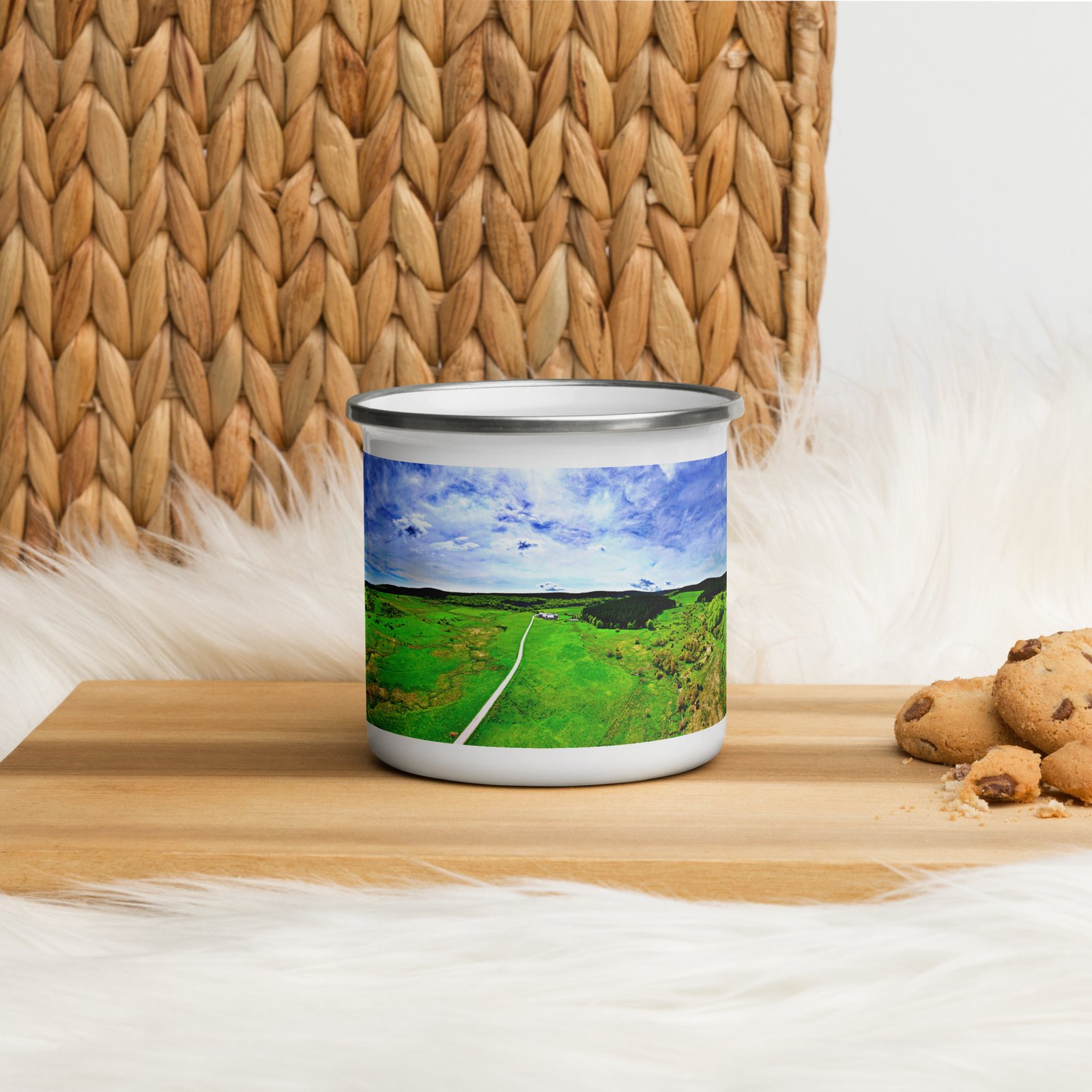 mug émaillé le domaine du sauvage, ancienne domerie des templiers en 1217. mug émaillé le domaine du sauvage, ancienne domerie des templiers en 1217.