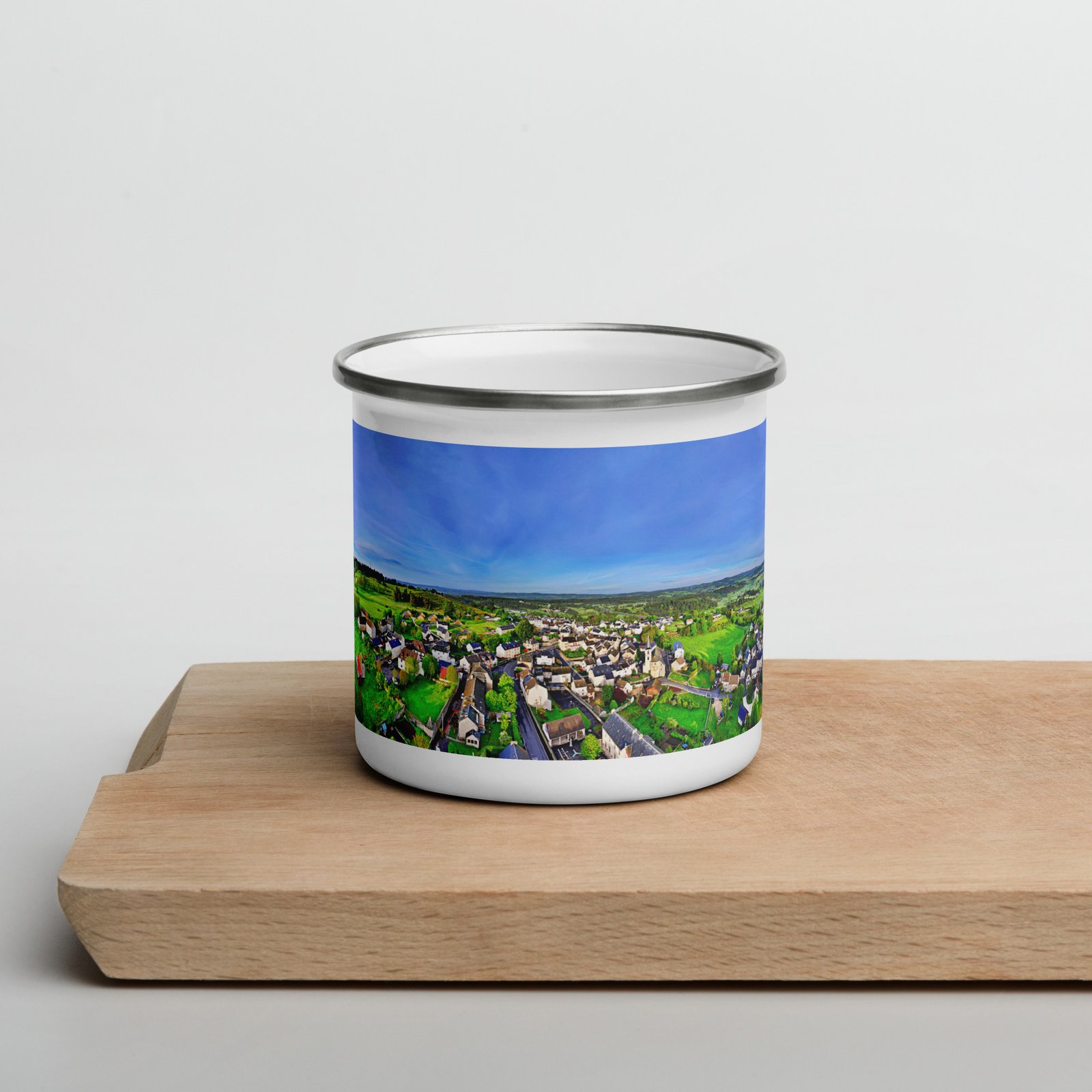 mug émaillé aumont aubrac, carrefour des plerins. mug émaillé aumont aubrac, carrefour des plerins.