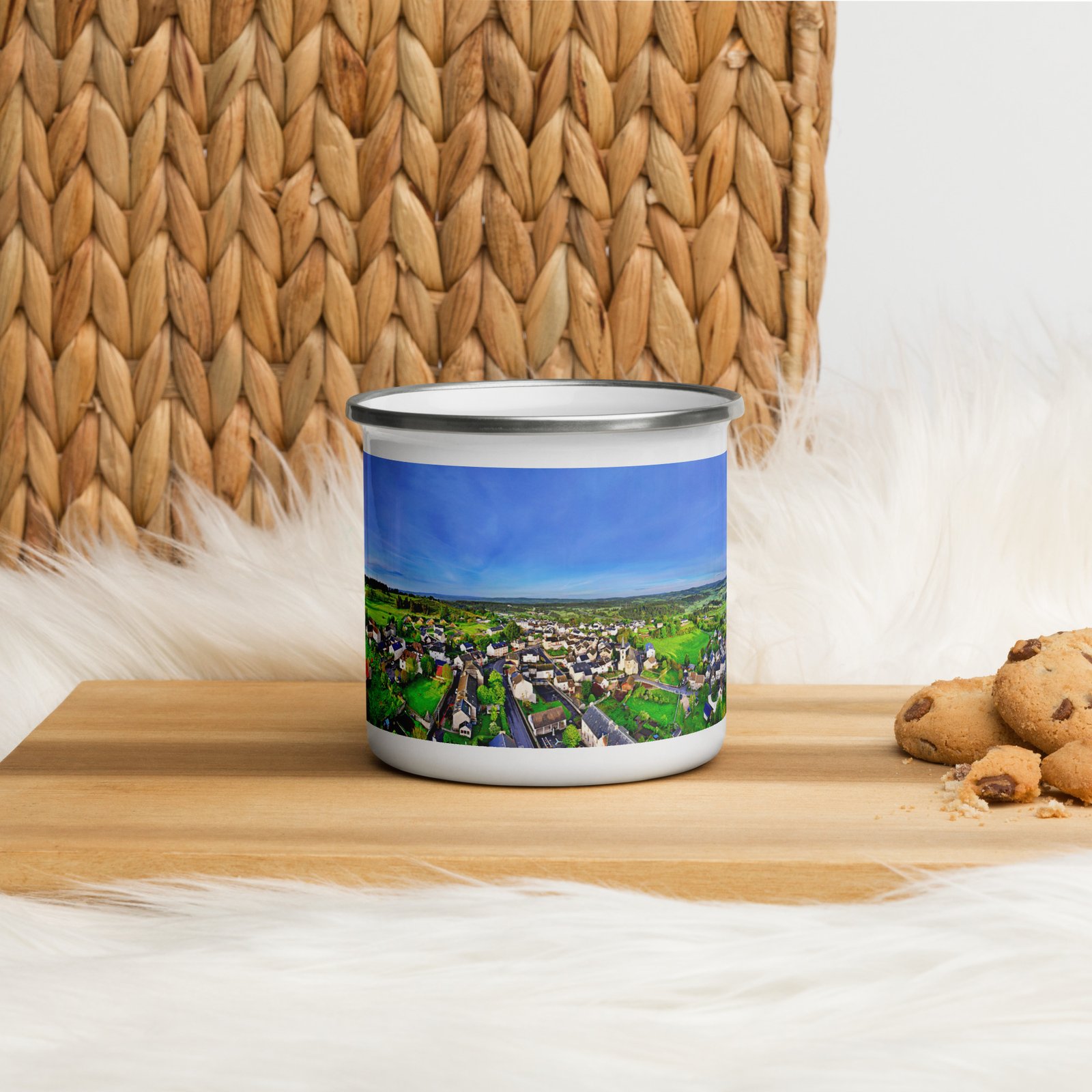 mug émaillé aumont aubrac, carrefour des plerins. mug émaillé aumont aubrac, carrefour des plerins.