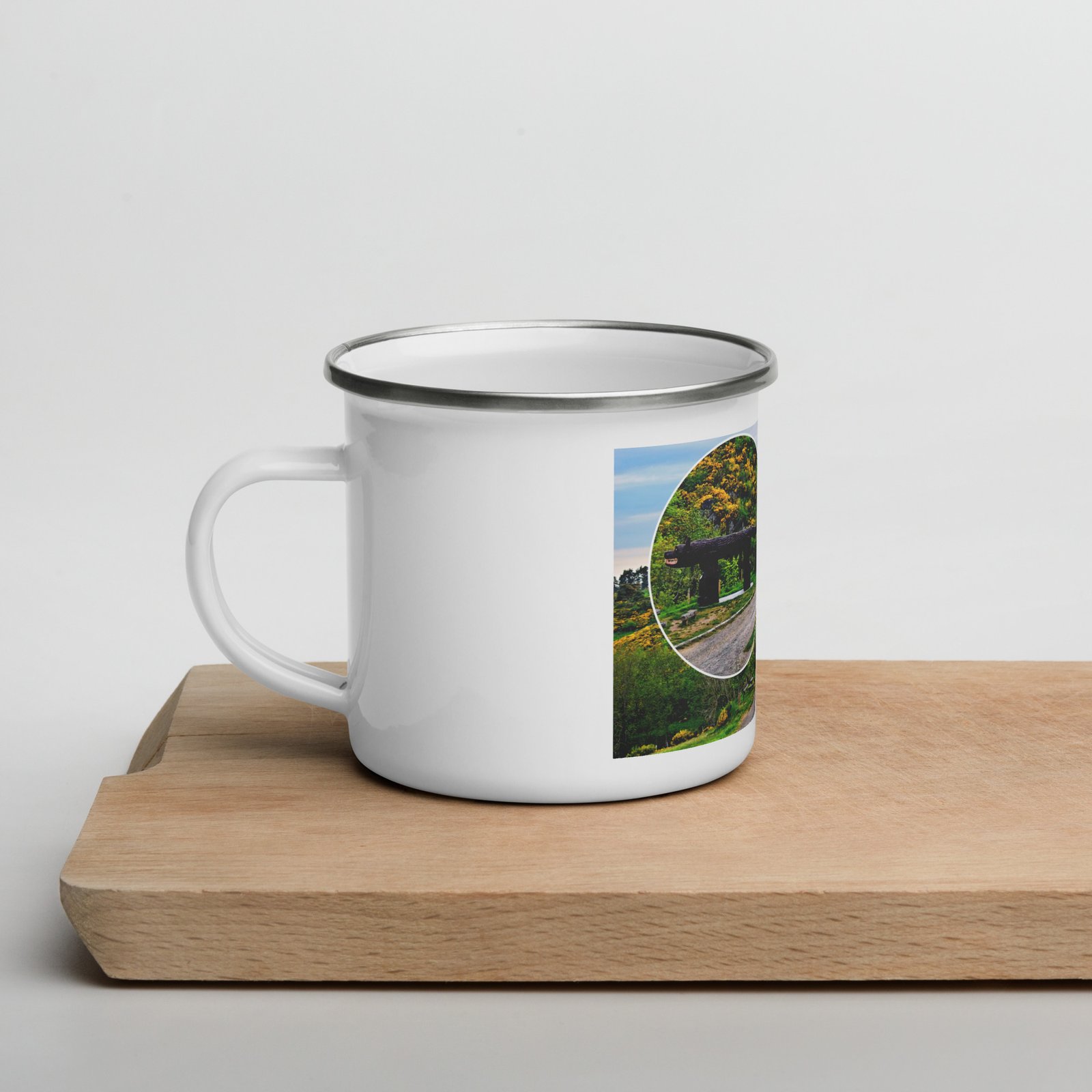 mug émaillé le loup de saugues, gardien du chemin. mug émaillé le loup de saugues, gardien du chemin.