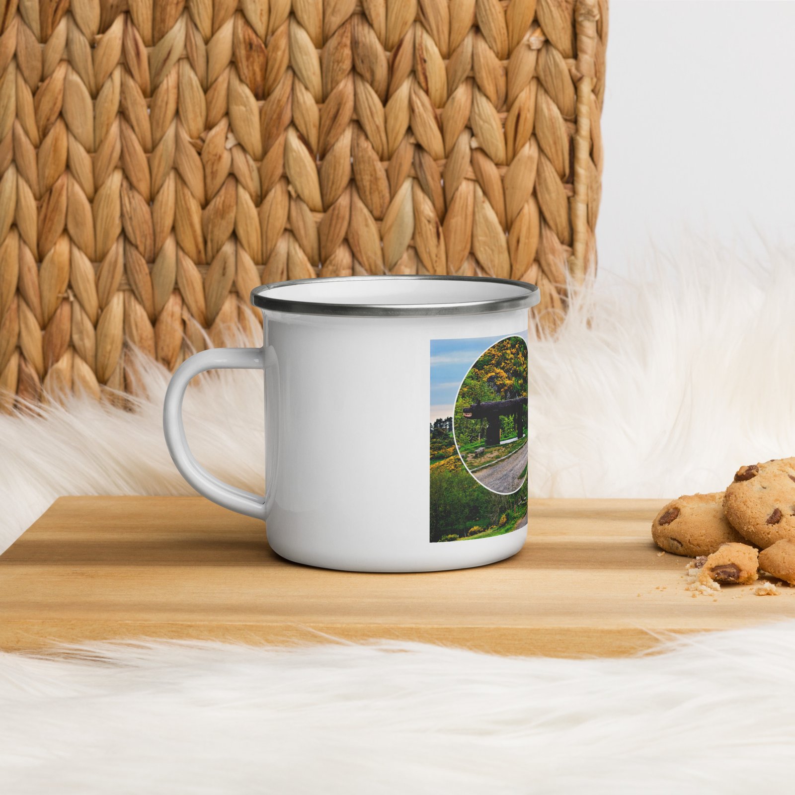mug émaillé le loup de saugues, gardien du chemin. mug émaillé le loup de saugues, gardien du chemin.