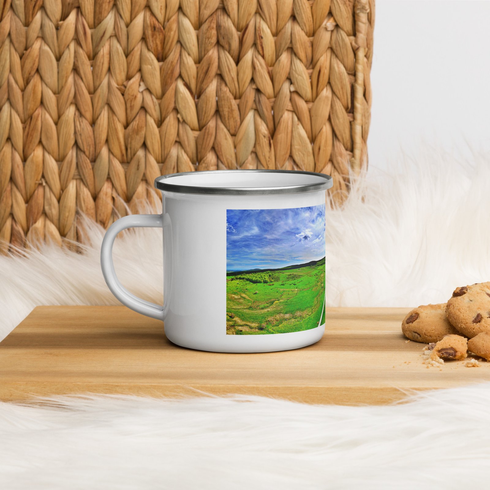mug émaillé le domaine du sauvage, ancienne domerie des templiers en 1217. mug émaillé le domaine du sauvage, ancienne domerie des templiers en 1217.