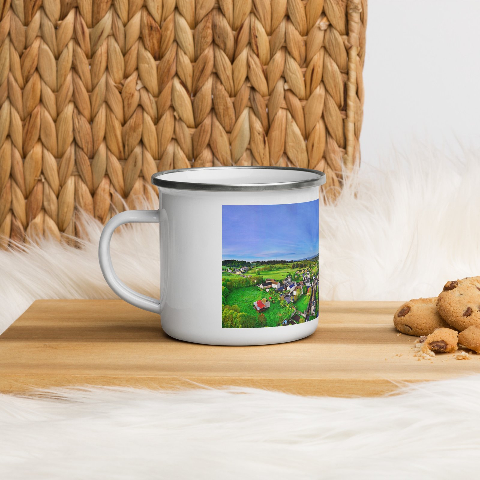 mug émaillé aumont aubrac, carrefour des plerins. mug émaillé aumont aubrac, carrefour des plerins.
