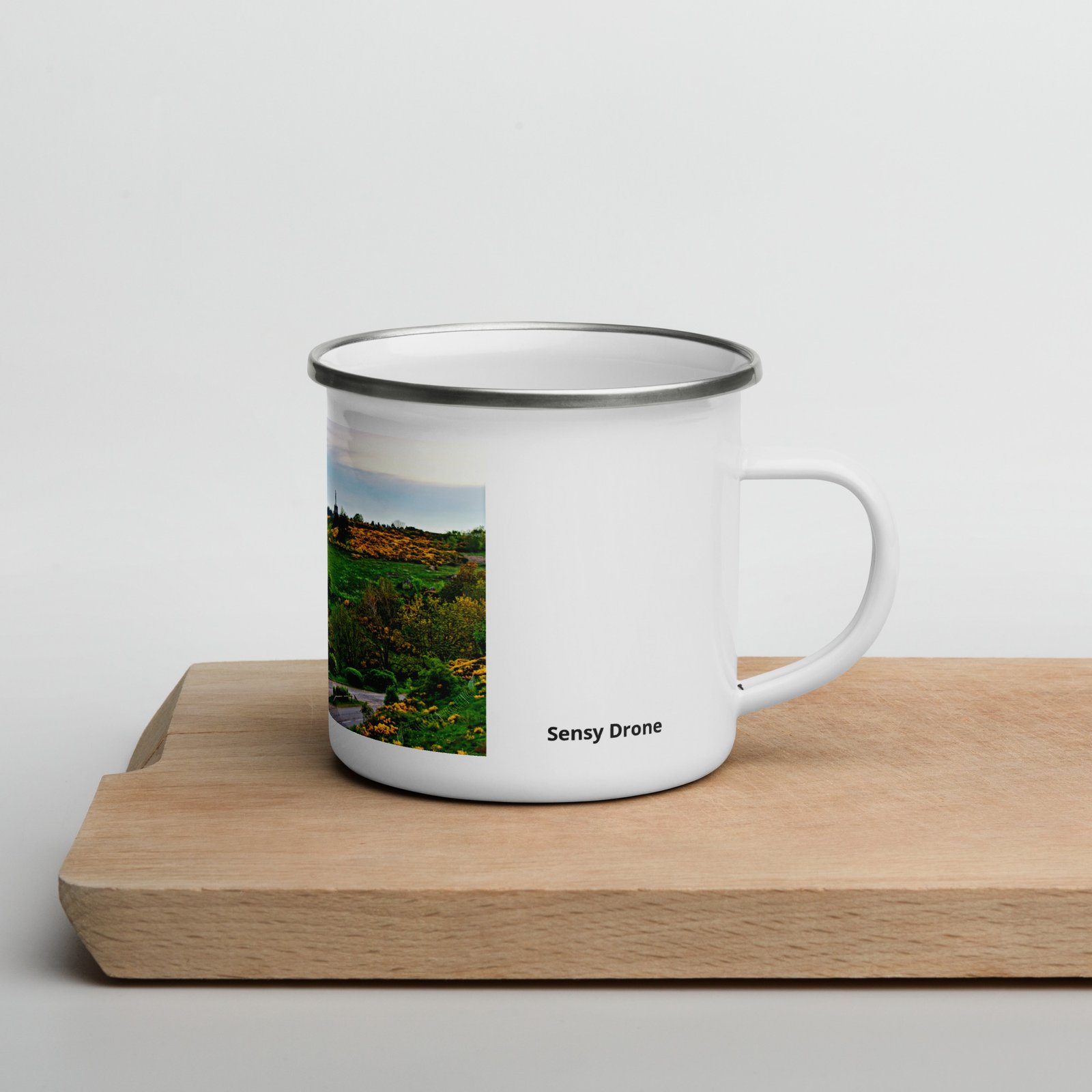 mug émaillé le loup de saugues, gardien du chemin. mug émaillé le loup de saugues, gardien du chemin.