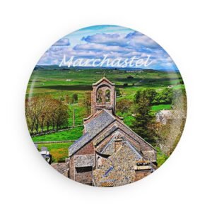 aimant décoratif rond – marchastel, église et paysage de l’aubrac