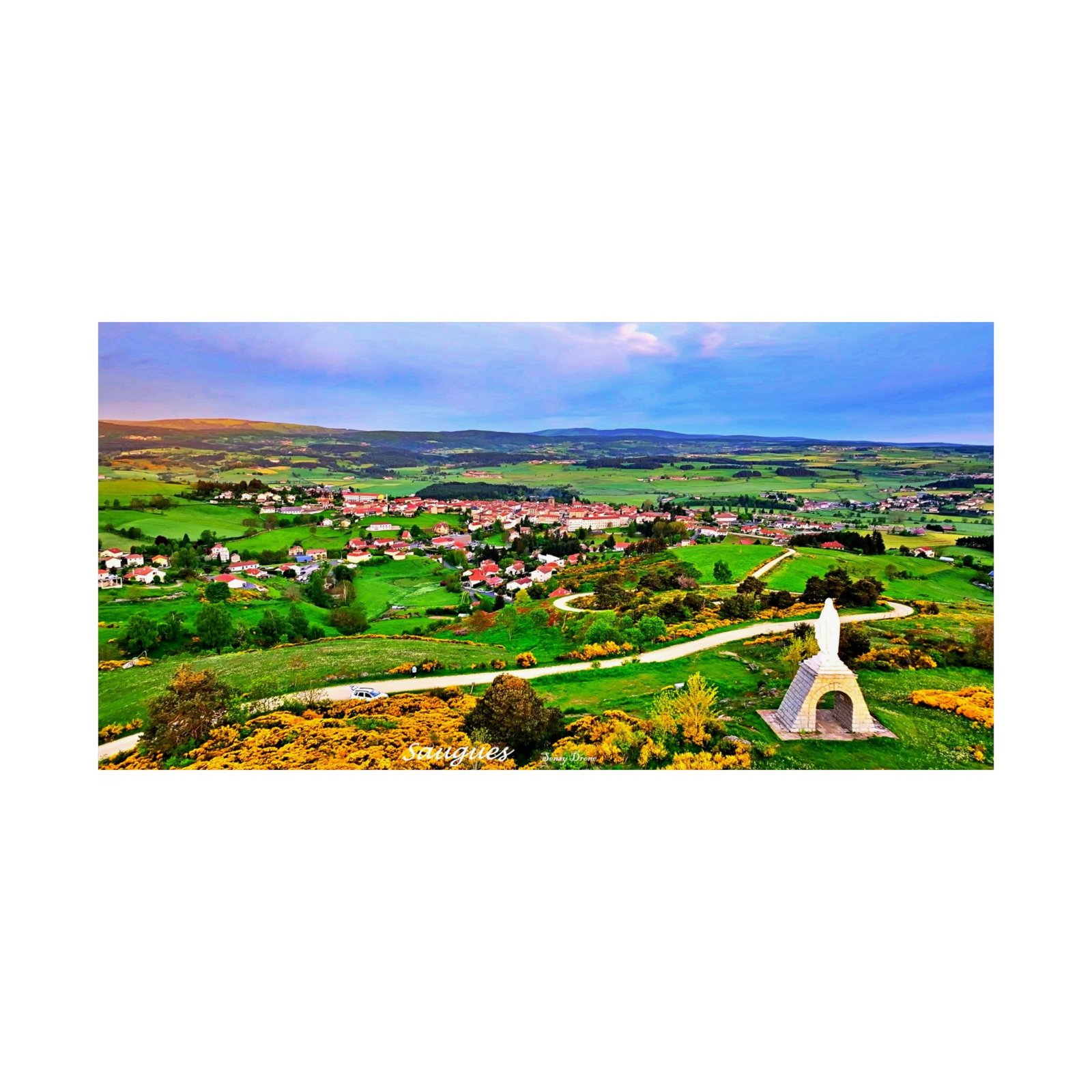 affiche paysage aérien du village saugues vu du ciel affiche paysage aérien du village saugues vu du ciel