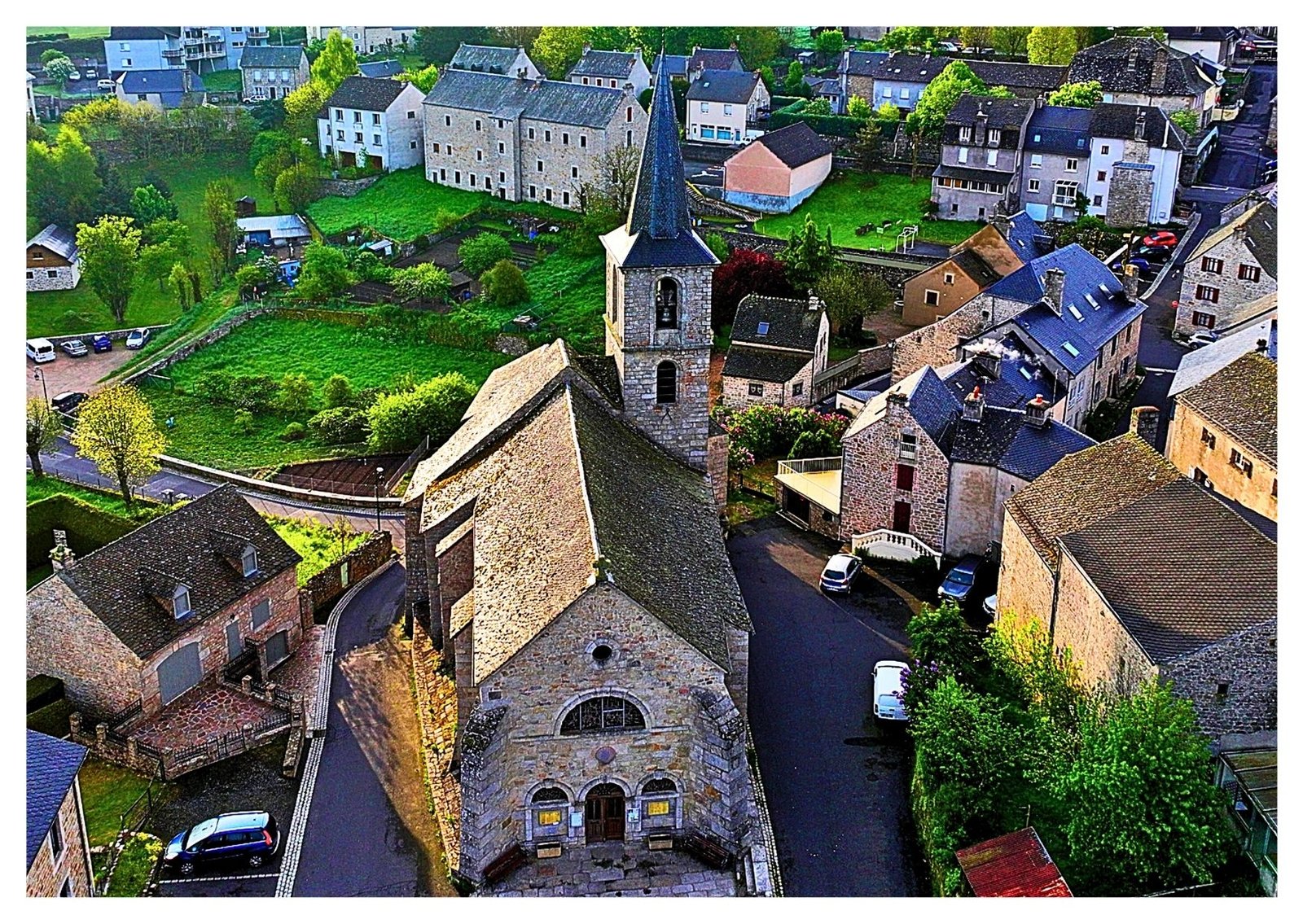 carte postale compostelle – aumont aubrac, l’église rassemble carte postale compostelle – aumont aubrac, l’église rassemble
