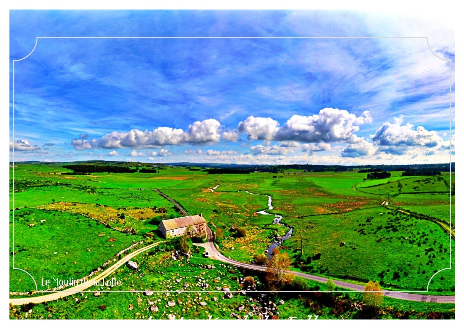 sur le chemin de saint jacques de compostelle, le moulin de la folle apparaît comme une respiration.isolé dans l’immensité verdoyante, bordé par un ruisseau discret, il raconte le lien ancien entre l’homme, l’eau et la terre. vu du ciel, le paysage s’ouvre largement : prairies ondulantes, nuages voyageurs et lignes paisibles du chemin.cette carte postale capture l’âme d’un lieu simple et essentiel, où le pèlerin ralentit, écoute, et laisse le temps faire son œuvre. une image sensible, pensée comme un souvenir à emporter ou à envoyer, témoin d’un passage, d’une halte, d’un instant suspendu.carte postale compostelle le moulin de la folle — entre ciel large et ruisseau secret sur le chemin de saint jacques de compostelle, le moulin de la folle apparaît comme une respiration.isolé dans l’immensité verdoyante, bordé par un ruisseau discret, il raconte le lien ancien entre l’homme, l’eau et la terre. vu du ciel, le paysage s’ouvre largement : prairies ondulantes, nuages voyageurs et lignes paisibles du chemin.cette carte postale capture l’âme d’un lieu simple et essentiel, où le pèlerin ralentit, écoute, et laisse le temps faire son œuvre. une image sensible, pensée comme un souvenir à emporter ou à envoyer, témoin d’un passage, d’une halte, d’un instant suspendu.carte postale compostelle le moulin de la folle — entre ciel large et ruisseau secret